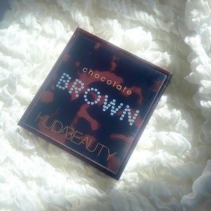 HUDA BEAUTY CHOCOLATE BROWN EYESHADOW PALETTE